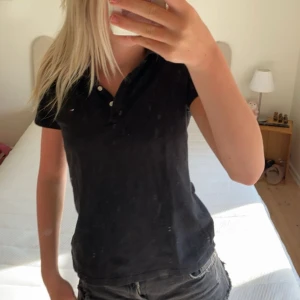 Tommy hilfiger tröja - Tröja/piké från Tommy hilfiger, knappt använd🥰