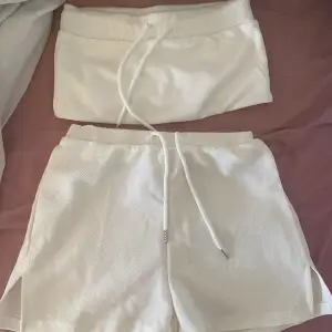 Tvådelad outfit i vit crop topp och shorts 
