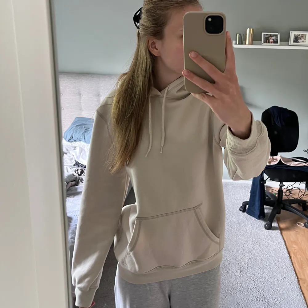 Säljer min snygga hoodie köpt från HMs kill avdelning. Mycket bra skick💓💓. Hoodies.