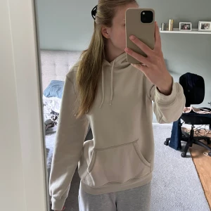 Hoodie  - Säljer min snygga hoodie köpt från HMs kill avdelning. Mycket bra skick💓💓