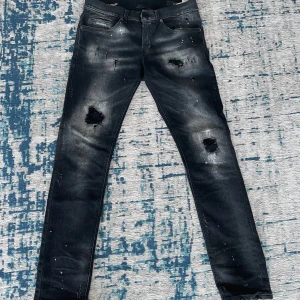 Dondup jeans  - Ett par fräscha dondups som enbart använts några få gånger. De är köpta för 3499 kr för ett halvår sedan så det är i princip nya.