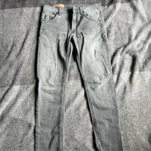 Dondup jeans jag hitta bak i garderoben som inte använts på länge därav säljs. Storlek 30, står ”super Skinny fit” på mig som brukar bära 30 sitter dom slimmat. Finns fler jeans på min profil !