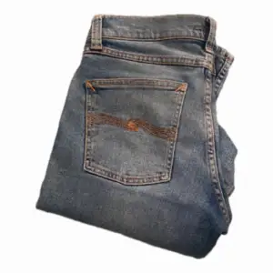 Säljer ett par Nudie jeans i modellen organic dom är ljus blå och i skick 8/10 storlek w26 L30 skriv vid frågor samt intresse