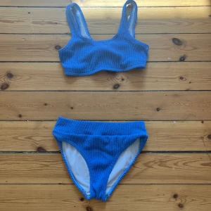 Blå bikini - Säljer min blåa bikini för att den är för liten. Perfekt för sommaren! 💕💅💐🌺🌷