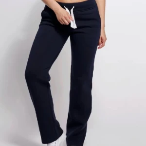 Russemerch byxor - Säljer mina blåa byxor från russemerch, som nya och använda några enstaka gånger. Inga defekter eller så på dom, strl S men skulle säga att dom passar både XS å M med då dom är väldigt stretchiga 🥰