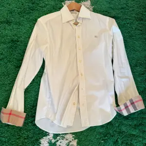 Säljer denna extremt snygga Burberry skjorta🔥 Skjortan är i bra skick köpt från heatnlux förra sommaren Priset är ej hugget i sten Om du har frågor hör av dig⭐️