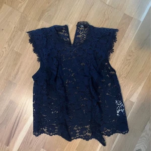 Marinblå blus zara - Jättesöt topp från zara helt ny men lapp saknas, man kan även ha ett linne under om man vill ha den mer täckande