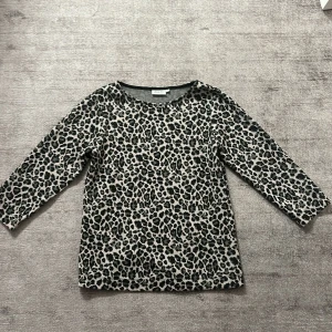 trekvarts tröja - Leopardmönstrad topp med trekvartsärm, köpt second hand men i nyskick💕