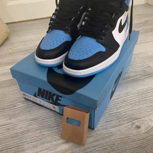 Hej! Jag säljer ett par helt nya Nike Jordan 1 UNC Blue Toe. Skorna kommer med originalboxen och är i perfekt skick. De är i storlek 43 och är 100% äkta.