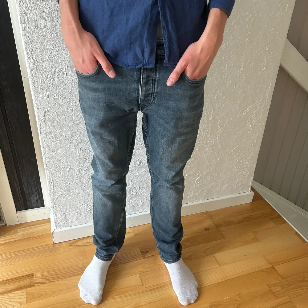 Tjena säljer dessa slim jeans i as najs blå/grå färg. Storlek 33/32. Hör av dig vid frågor.. Jeans & Byxor.