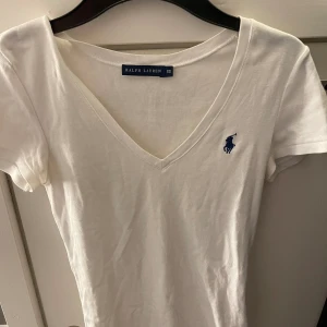 Ralph lauren t-shirt - Säljer den pga av att den inte används men den är i jättebra skick. Storlek XS 🤍