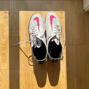 Nike fotbollsskor  - Säljer Nike fotbollsskor  Köpta för 1199 kr  Använda några träningar  9/10 skick  Skriv om ni är intresserade!