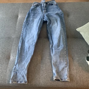 Högmidjade jeans  - Säljs då den ej kommit till användning!