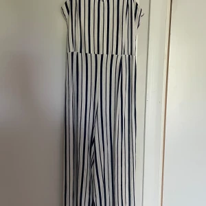 Jättefin byxdress vit-blå randig!😍 - Säljer en superfin blå-och vitrandig byxdress från Berskha i storlek S! Den är använd ett fåtal gånger och säljer pga för liten för mig💗