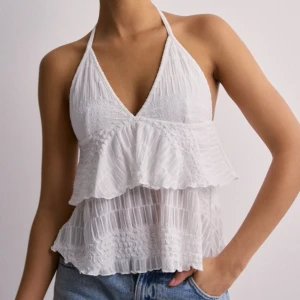 Halterneck lace top - Säljer denna slutsålda topp från Nelly i storlek xx-small, köpt för cirka 3 veckor sedan. Säljer pga för liten. Nypris 299 kr + frakt. Jag säljer den för 249 + frakt.