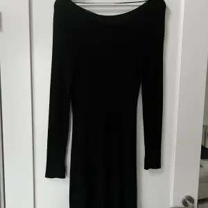Finstickad svart klänning med snörning i ryggen och långa armar! Från Hanna Schönbergs kollektion med NAKD:) Klänningen är i nyskick, aldrig använd!