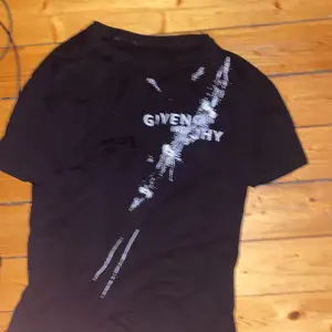 Givenchy tröja 150 kr billigt 
