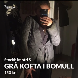 Kofta i ull - Jättefin grå kofta i ull, den är figursydd men i ändå i en lös passform och går att spännas åt med tillhörande bälte 🖤 Från Stockholm LM , i bra skick, storlek S