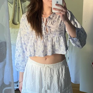 Blus Zara Home, strl. M - En unik blus som är sydd från en Zara Home-klänning köpt på Sellpy. 🌼☺️ Lite Mamma Mia vibes!! Croppad modell med två rosetter vid bysten samt på ärmarna. Superfint skick! 