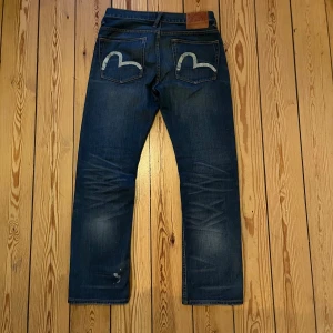 Evisu jeans - Evisu genes, köpts hos benim denim för ca 2 månader sen. Inga defekter förutom lite färg på en av benen 
