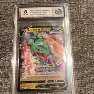 Pokémon kort Rayquaza V Black Star Promo TCG  - Fint graderat kort     Se fler annonser   Vid frågor ,mer  bilder etc PM