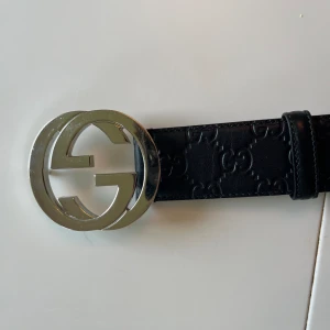 Gucci bälte - Storlek 90, endast använd sparsamt några få gånger. Kartong och påse ingår. Inga märkbara skavanker, dock ett par repor på spännet. 