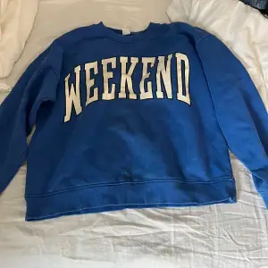 En blåa weekend tröja, skönt material. Snygg på