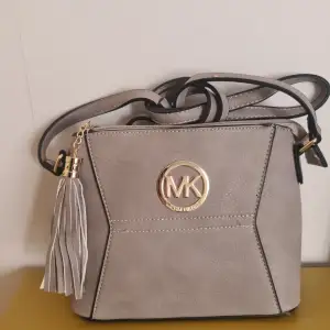 Grey handbag with long strap in suede imitation. Red lining. Never used. 
