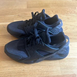 Nike Air Huarache Runner  - Dam storlek 37,5 , små i storlek. Jag har 37 men de är för små. Skulle säga mer som en 36,5. Nyskick, använts 2-3ggr