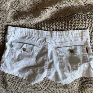 Lågmidjade shorts - Så najs lågmidjade vita jeansshorts med super snygga bakfickor!💕