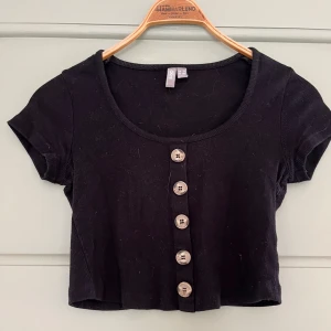 Croptop  - Fin Croptop med knappar 