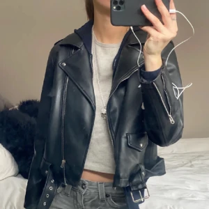 Skinnjacka från zara - Skinnjacka från zara med så najs passform!