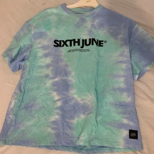 Märkes Tshirt - Denna T-shirt är från det UK baserade märket SIXTHJUNE. Det är den perfekta sommar tröjan, en väldigt unik tröja skulle jag säga. Den är köpt från JD i mall of scandinavia. Strl M, passar både herr och dam. Originalpriset var ca 600 kronor.  
