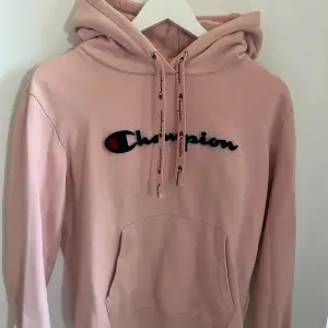 Rosa champion hoodie köpt på jd sports, säljer på grund av ingen användning. Väldigt bra skick, pris går självklart att diskutera☺️🩷🎀