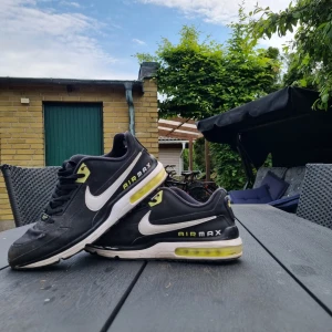 Nike air max - Ett par nike air max i storlek 45. I använt skick men ändån fina. Hör av er för fler frågor.
