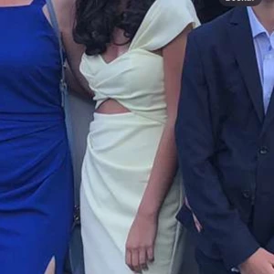 Klänning  - Säljer denna fina ljus gula klänningen i storlek S. Har använts endast en gång. Säljer för 899 kronor💗