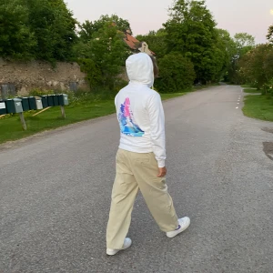 Palace Hoodie - Vit Palace hoodie från kollektionen ”Tri Smudge” i storlek M. Köpt från Oliver’s Archive för cirka 2000kr.