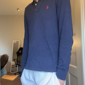 Piken och merino tröjan  - Två tröjor