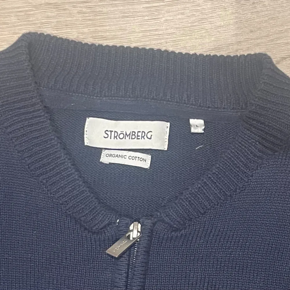Säljer denna marinblåa tröja ifrån Ströberg Collection, i väldigt bra skick, eftersom den inte passade som förväntat. Storleken är L.. Tröjor & Koftor.