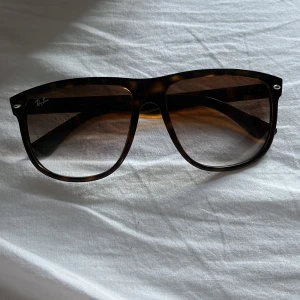 Rayban boyfriend - Rayban boyfriend helt nya Använda 1-2 gånger, Nypris 1500kr vårt pris 500kr🍾