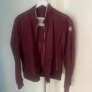 Moncler windbreaker  - Tjena, säljer min moncler jacka för kommer inte till nån användning, inga defekter, storlek M men passar S