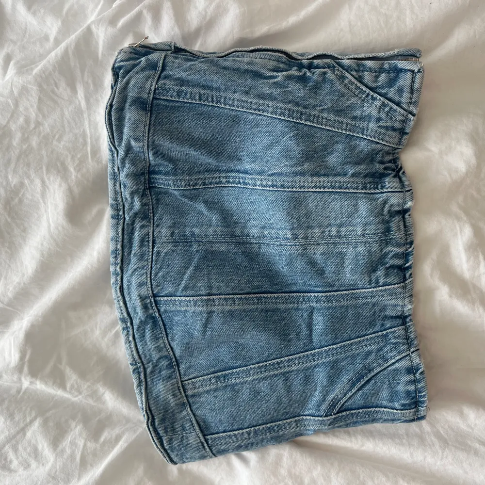 En Såå snygg topp från zara i jeans material, tyvärr för liten för mig men den är så gott som ny, dragkedjan funkar superbra och passar den så sitter den en smäck och åker inte ner! 💖💖💖. Toppar.