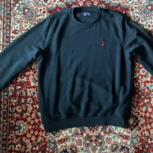 Polo Sweatshirt L  - Polo Sweatshirt L passar M också. Använd 5 månader tvättad och ren. 