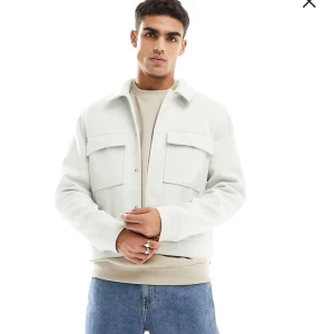 Jacka från Asos  - Säljer denna feta jacka från ASOS som jag aldrig använt. Har jackan i storlek M helt oanvänd (skick 10/10). Säljer för 199kr, har du frågor är det bara att skriva 🤙