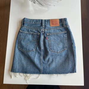 Levis kjol - Säljer denna fina Levis kjol i utmärkt skick! W24   200 kr 🫶🏼