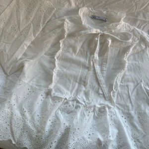Zara blus - Blus från Zara, köpt på plick men var tyvärr för liten så kan tyvärr ej visa på..