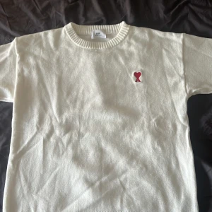 AMI Paris sweatshirt  - Säljer nu denna sweatshirt eftersom har aldrig använt den. Skick 10/10 skriv vid frågor o funderingar.  Kan gå ner i pris vid snabb affär. OBS. Denna tröja är stor i storleken, tröjan är M men passar även L 