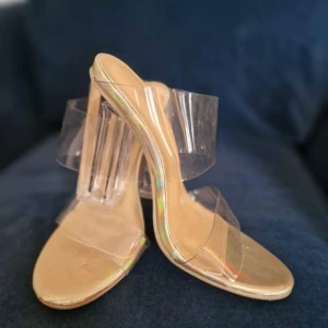 Högklackad skor - Mycker bra skick använt en 2-3 gånger 