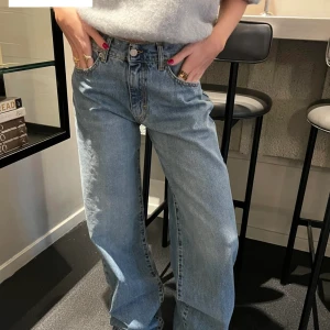 Jeans design by si - Första 2 bilder lånade**  Lågmidjade jeans från design by si. Helt oanvända med prislapp kvar. Storlek xxs