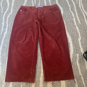 Rost röda polar bug boys - Feta röda polar big boys med gammla logan i strl xl some blev klippta i längd bara annars ser dom perfekta ut och blev använda ksk 4 ish gånger. Hög pris pga det är gammla modelen som säljs it längre men priset kan diskuteras